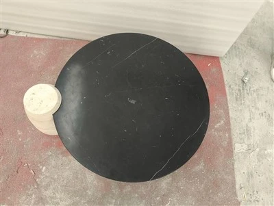 Nero Marquina marmar stol bej travertin oyoqlari bilan